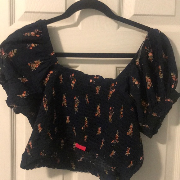 New with tags- crop top - Picture 4 of 4